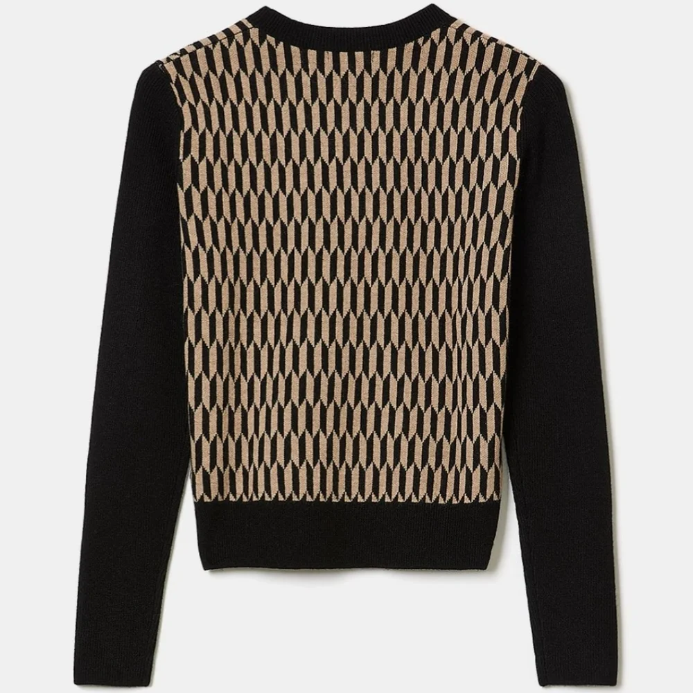 Sweater and pencil skirt - Picture 4 of 5